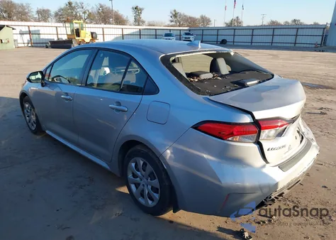 2021 Toyota Corolla Le z USA, uszkodzony, nr VIN JTDEPMAE3MJ117798